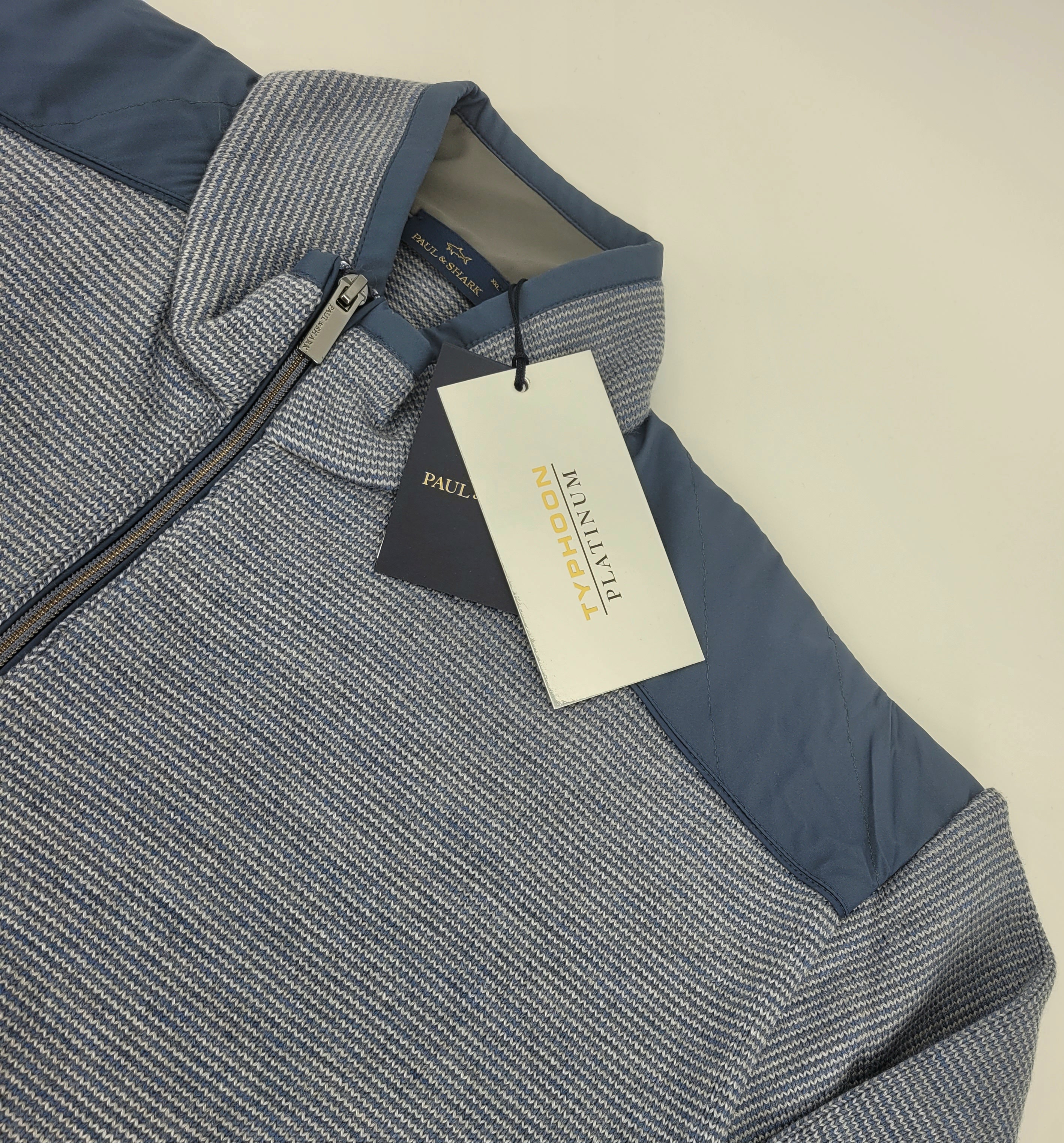 Pull de laine demi zip avec détails aux épaules