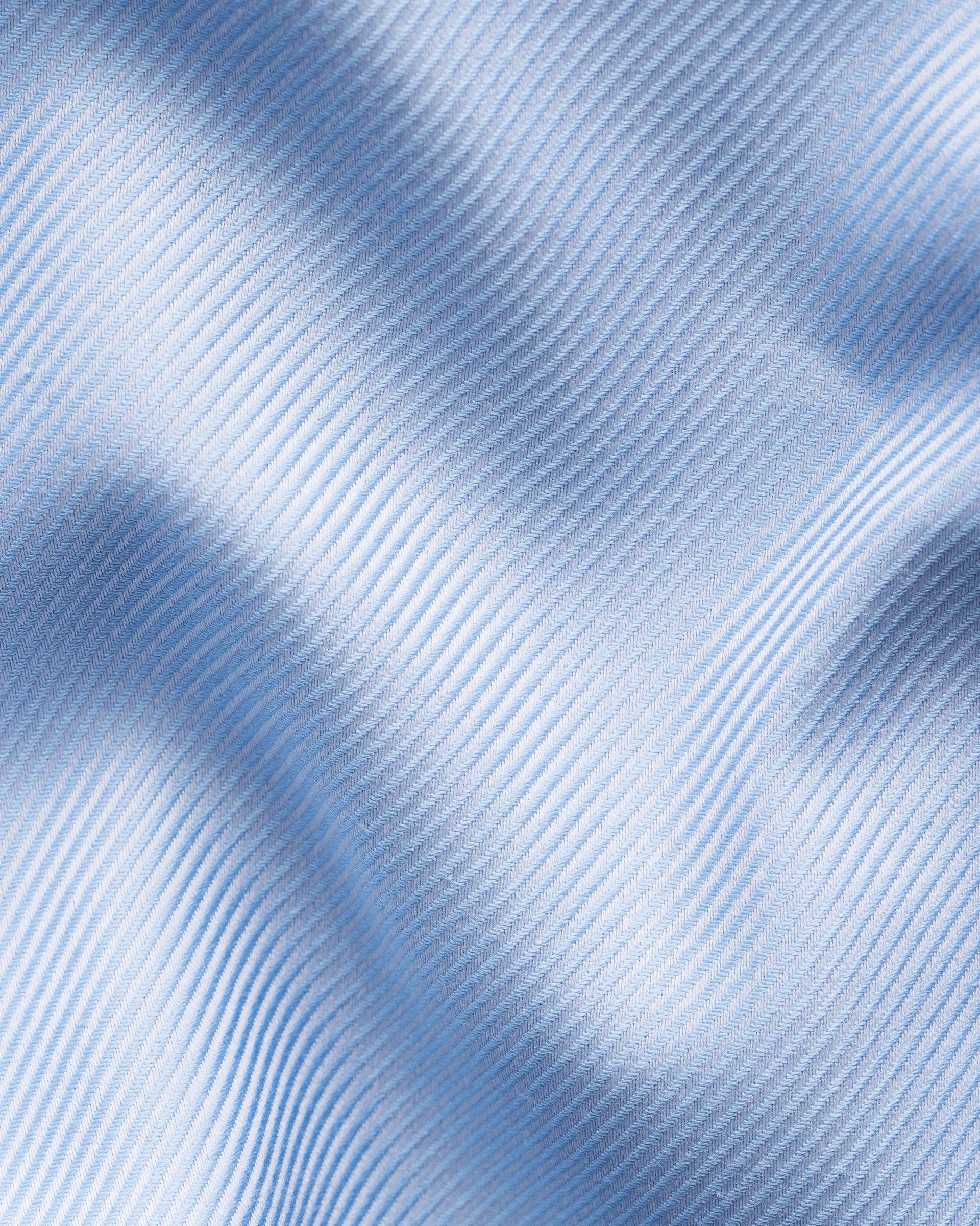 Chemise bleu avec boutons contrastes