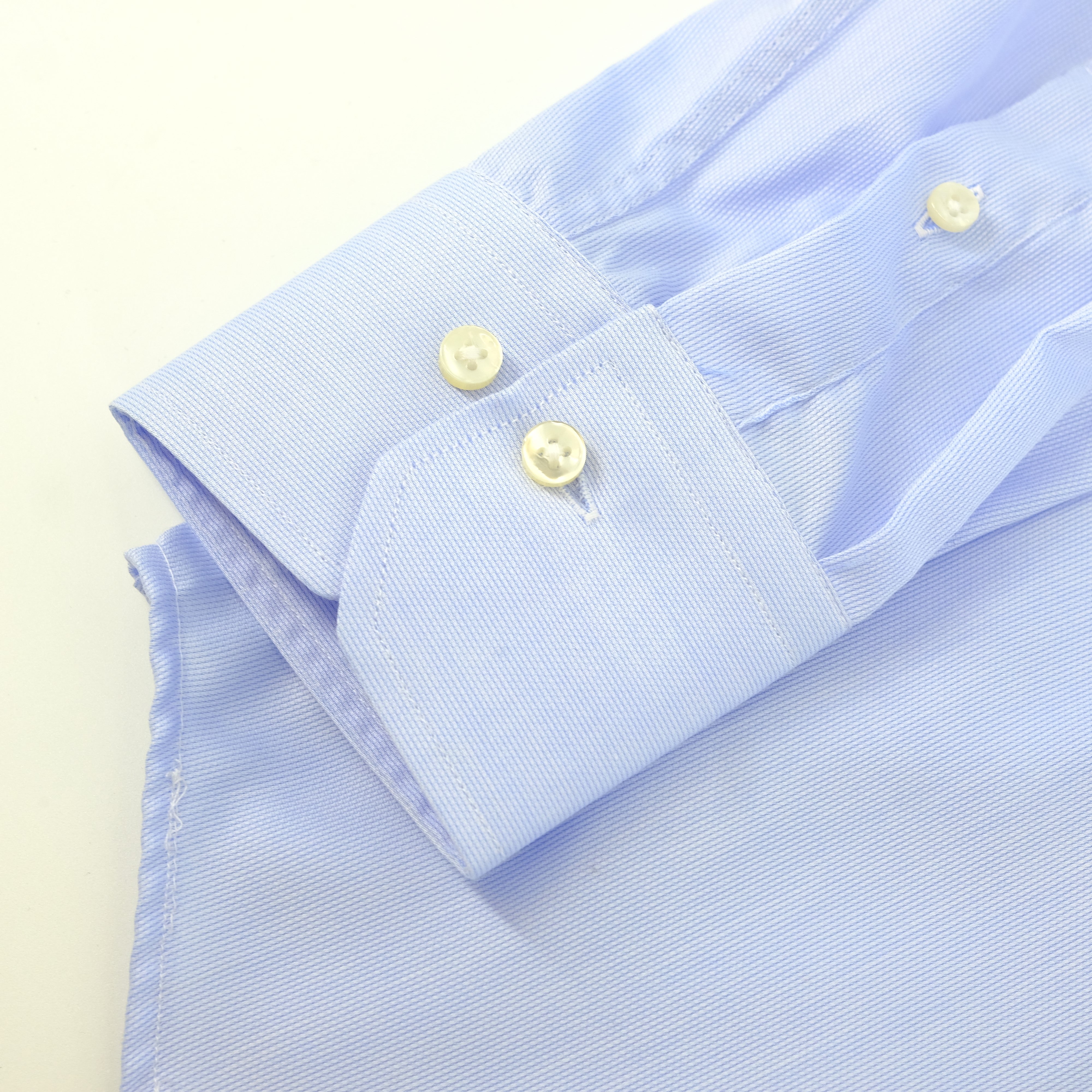 Chemise bleu pâle classique