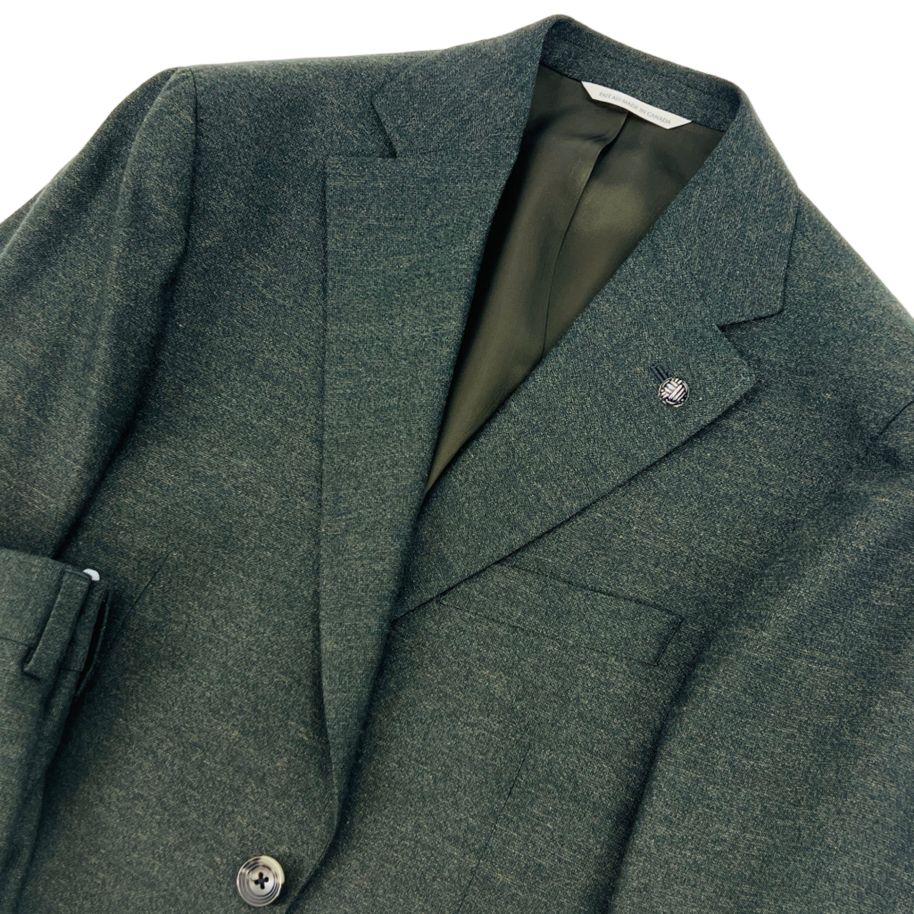 Complet vert avec épaule souple de style napolitain.