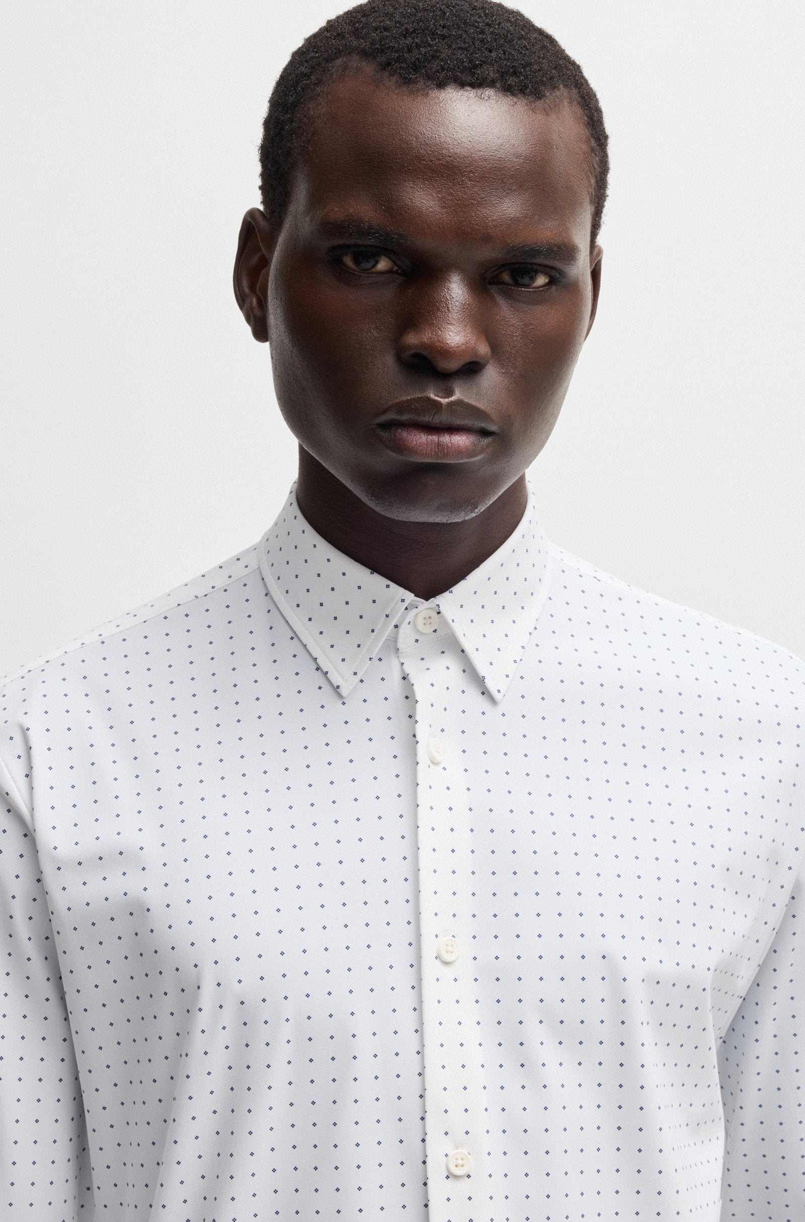 Chemise blanche performance à petits motifs