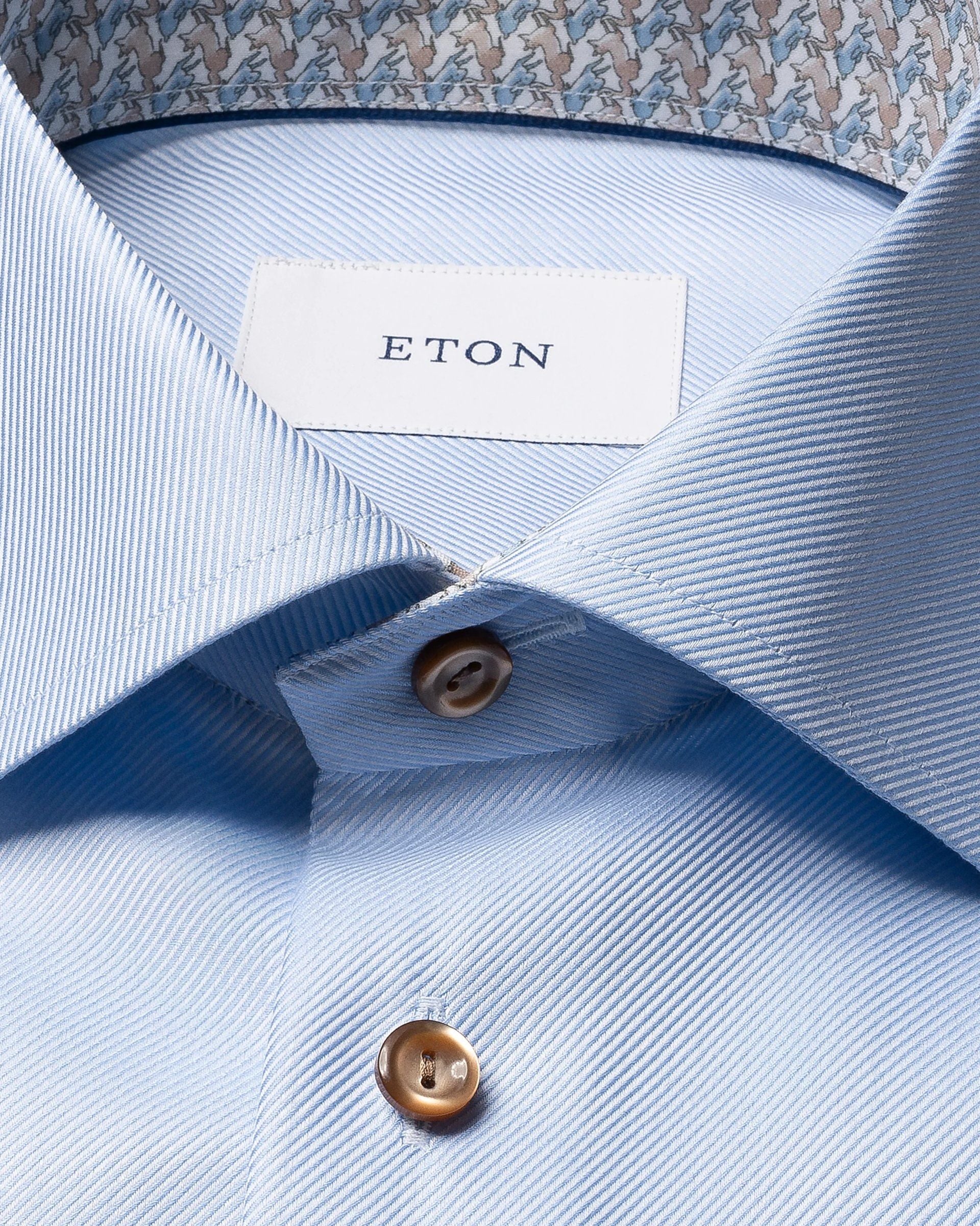 Chemise bleu avec boutons contrastes