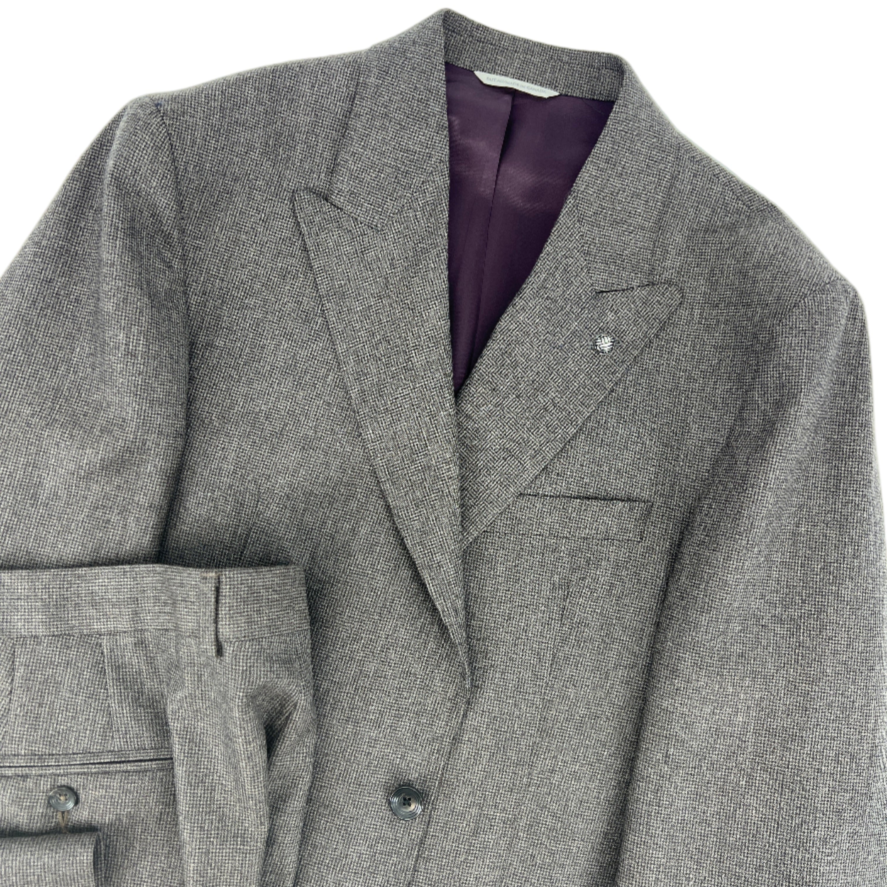 Costume gris à motif pied-de-poule.