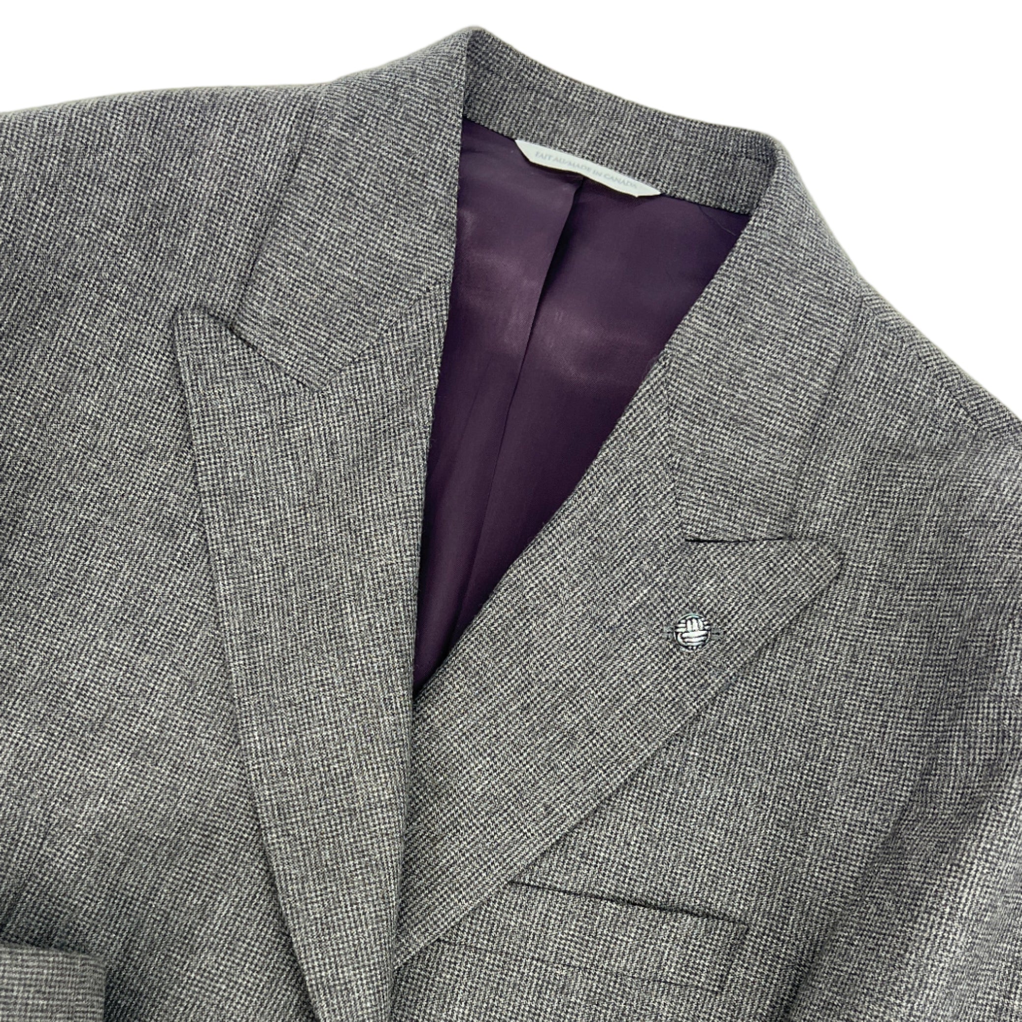 Costume gris à motif pied-de-poule.