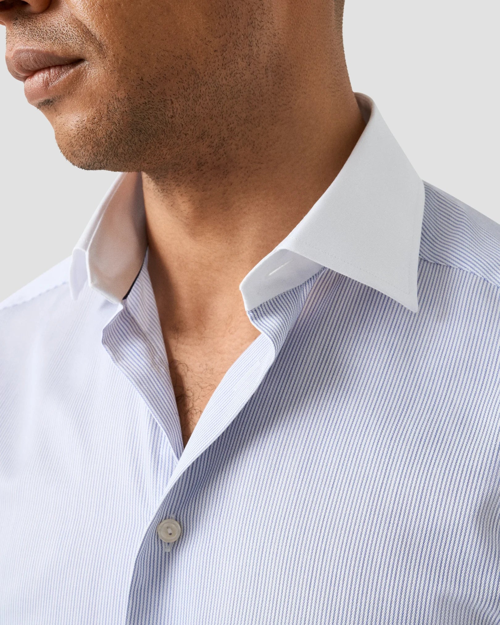 Chemise bleu avec col blanc banquier