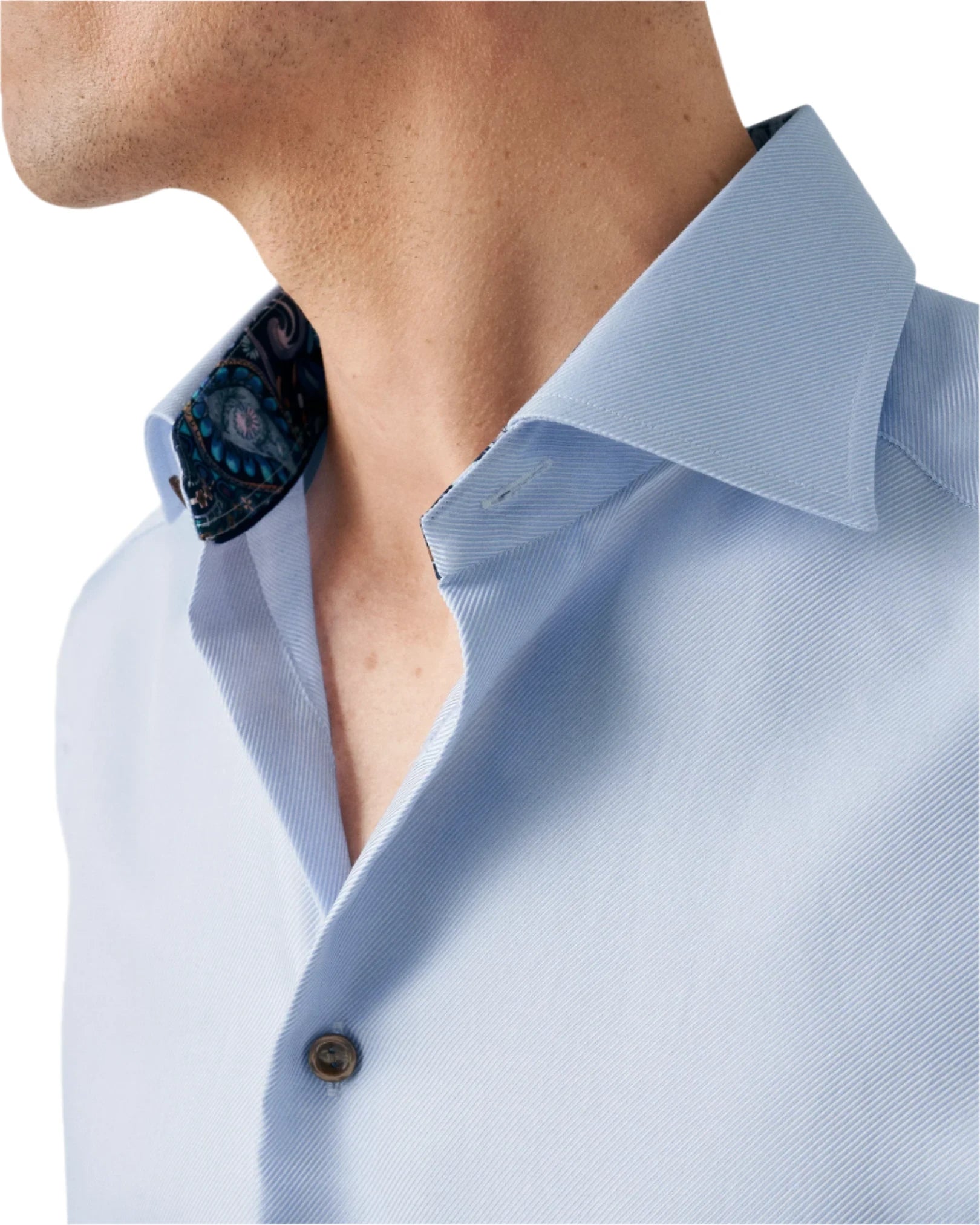 Chemise bleu pale avec boutons contrastes