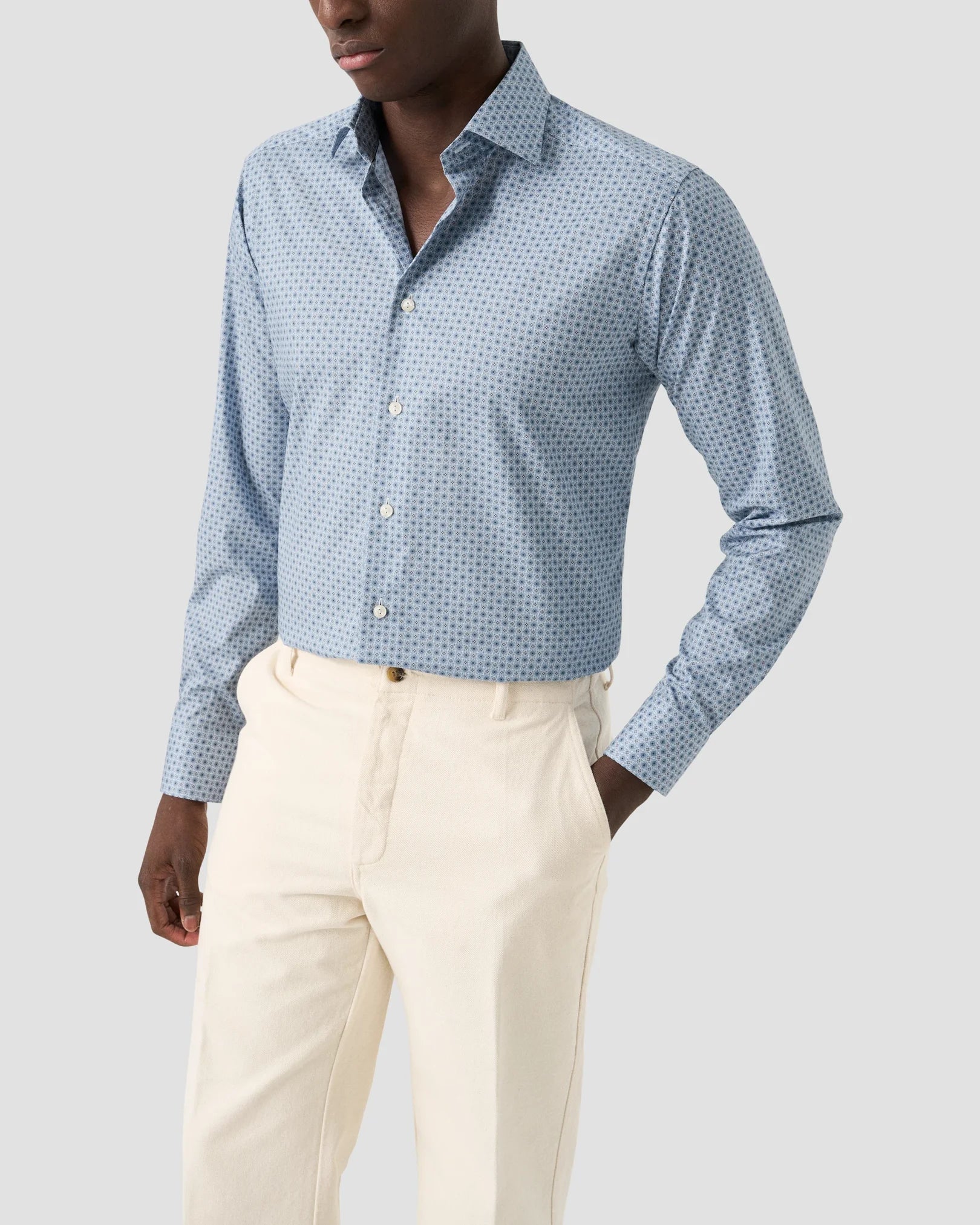 Chemise bleu avec motif fleuri