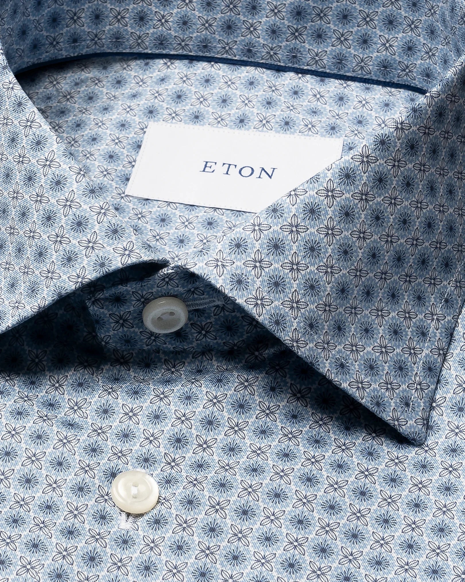 Chemise bleu avec motif fleuri