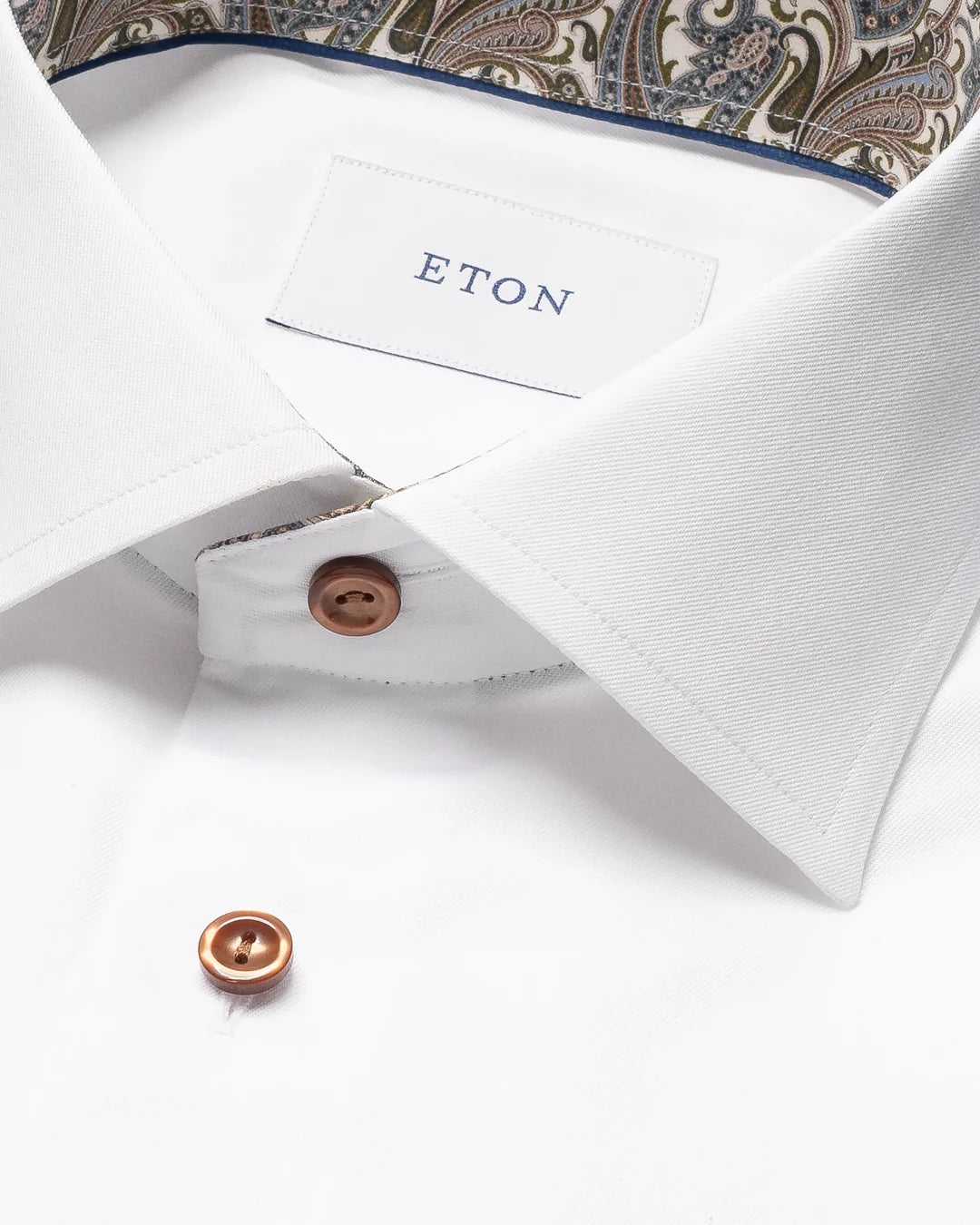 Chemise blanche avec col et boutons contrastés brun