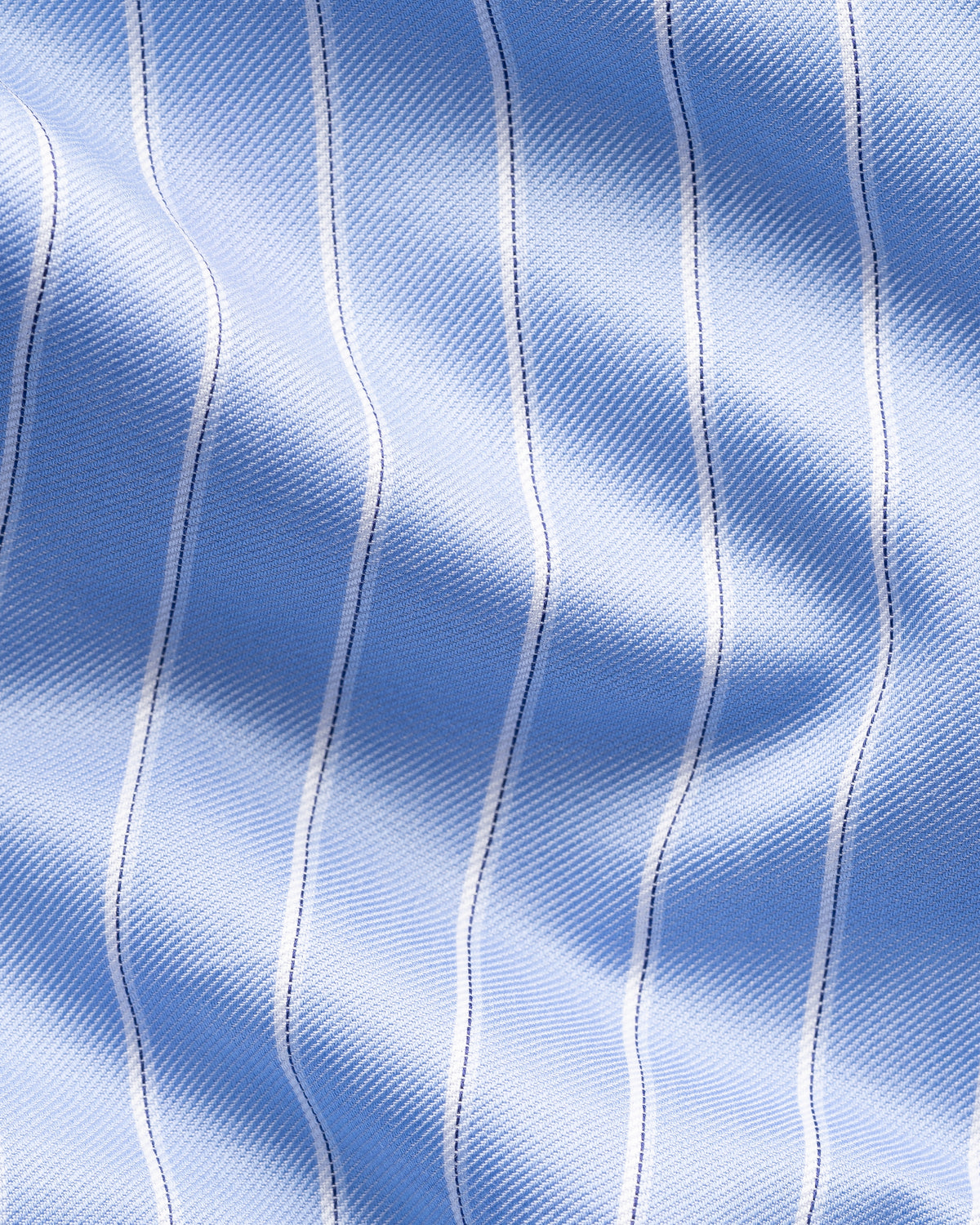 Chemise à fines rayures et col contrastant