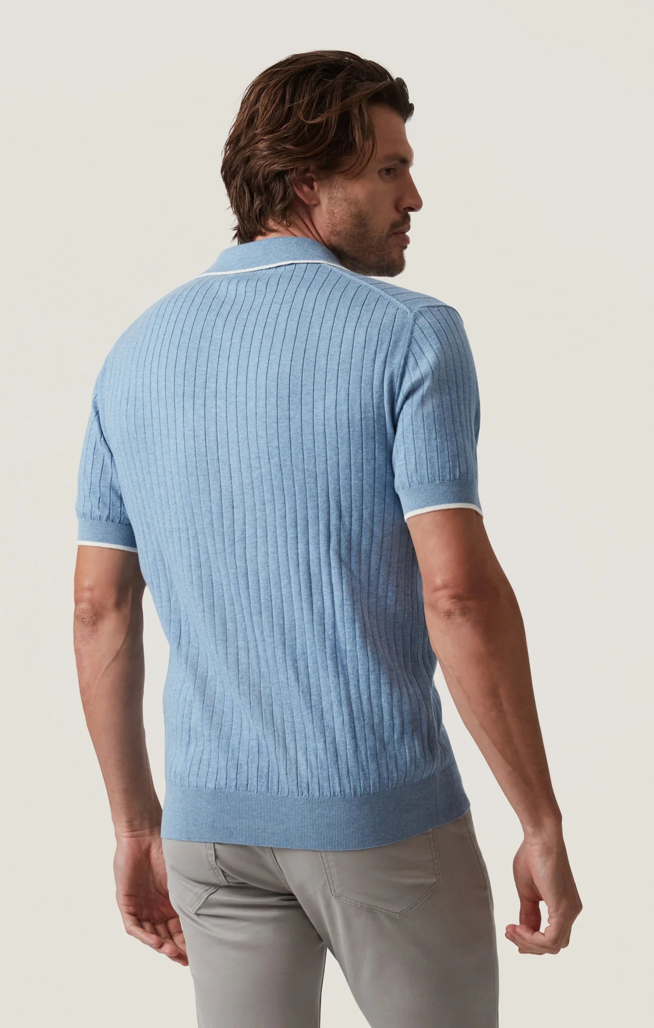 Polo de tricot bleu pâle